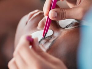 Retirada de extensiones de pestañas